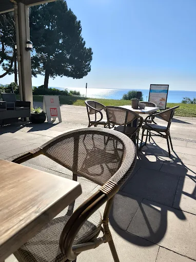 Buedchen-blick-zum-meer.