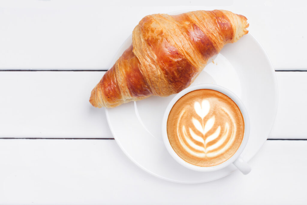 buedchen-am-meer-kaffee-croissant